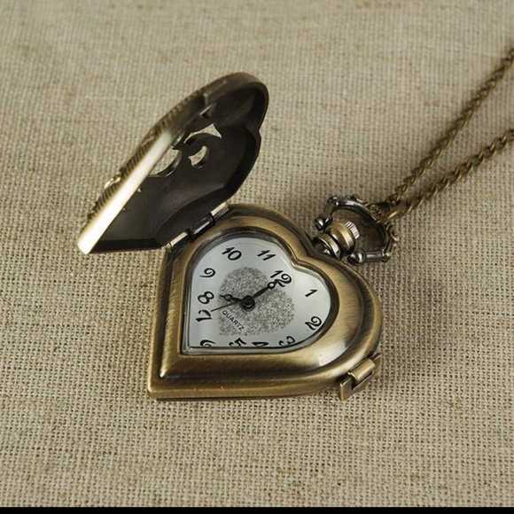 Accessories - NEW❤️ Vintage Silvery Heart watch